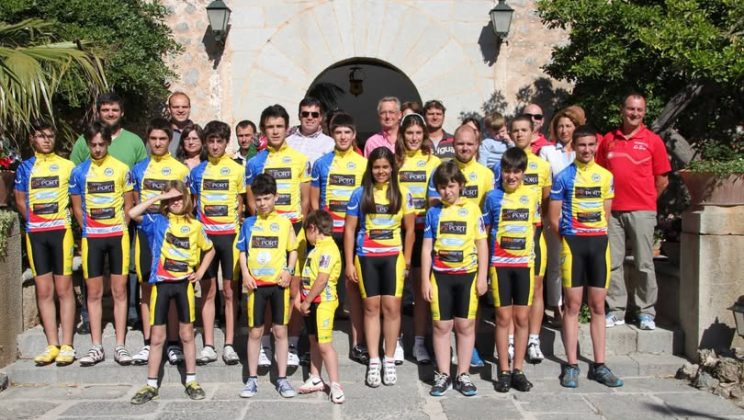 CICLISME: Presentació equips C.C.D.S. – Hostal Es Port – Maig 2013 –  Publicat a SA VEU – 01-06-2013.